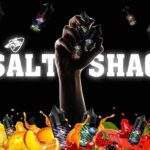 SALT SHAQ 鯊克尼煙油品牌主視覺，手握瓶身示意圖